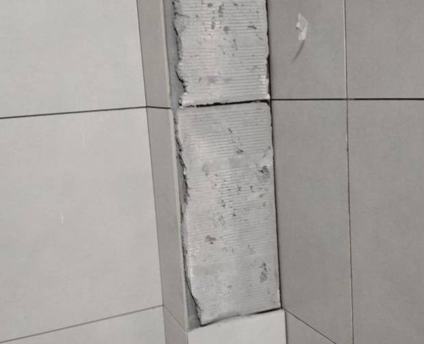 前锋瓷砖空鼓维修公司分享下瓷砖施工前基层浇水润湿程度不足，可能导致以下问题