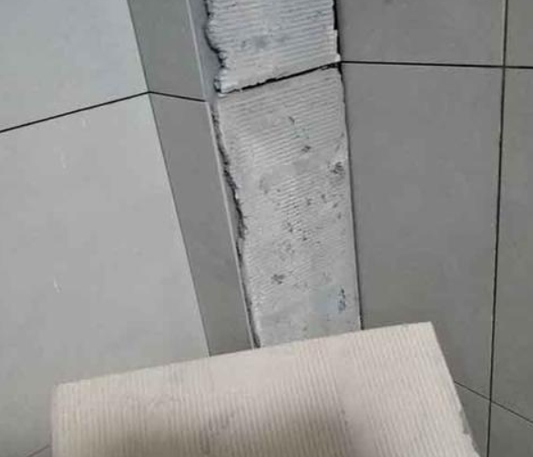 前锋瓷砖空鼓维修公司分享下厨房瓷砖脱落的补救措施。